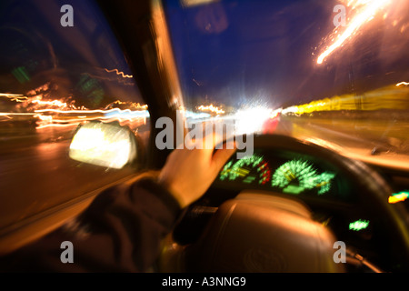 Drining SUV de nuit Banque D'Images