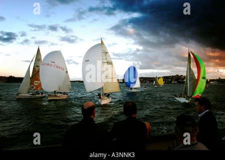 La voile sur le port de Sydney avec un vent du sud et un spinnaker set Banque D'Images