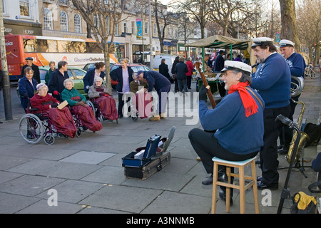 Paragon New Orleans Jazz Band de lecture pour personnes handicapées à Noël shoppers sur Promenade Cheltenham UK Banque D'Images