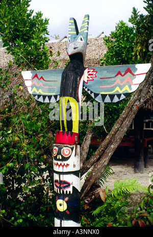Totem. Native American Indian Village Miccosukee réservation sur le Tamiami Trail, le comté de Dade, Everglades de Floride, USA Banque D'Images