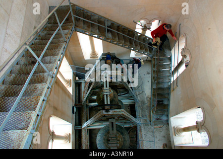 Le Campinile à l'intérieur du clocher de Saint Domius Cathédrale de Split un touriste monte l'escalier en fer Banque D'Images