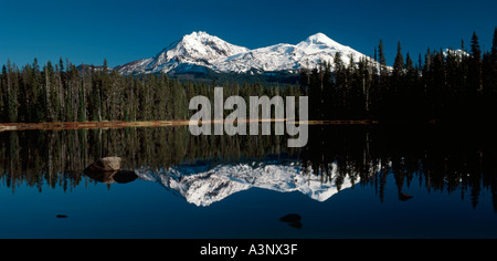 Scott Lake sur Santiam Pass dans la forêt nationale de Willamette en Oregon avec le Nord et le sud des montagnes soeur Banque D'Images