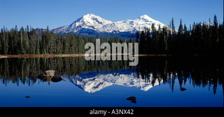 Scott Lake sur Santiam Pass dans la forêt nationale de Willamette en Oregon avec le Nord et le sud des montagnes soeur Banque D'Images