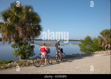 Le vélo le long de la route de la faune dans la région de J N Ding Darling National Wildlife Refuge à Sanibel Island sur la côte du golfe de Floride Banque D'Images