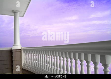 Un élégant balcon balustrade avec lever du soleil Banque D'Images