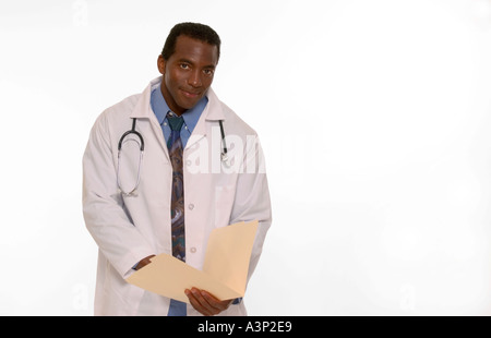 Médecin afro-américain portant un manteau blanc et un stéthoscope, USA. Banque D'Images