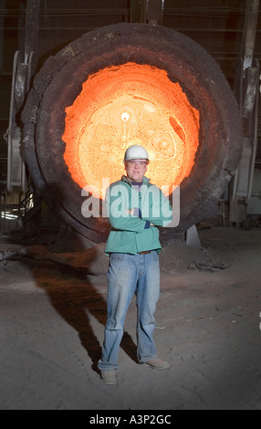 Steel Worker standing in front of Melt Pot après inspection, USA Banque D'Images