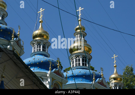 Dômes de la cathédrale de la Dormition dans Pskovo-Pechersky (monastère des grottes de Pskov) monastère dans la région de Pskov, Russie Banque D'Images