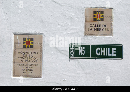 Les plaques de rue en céramique avec des noms historiques et modernes dans la rue dans le centre historique de Quito, Équateur Banque D'Images