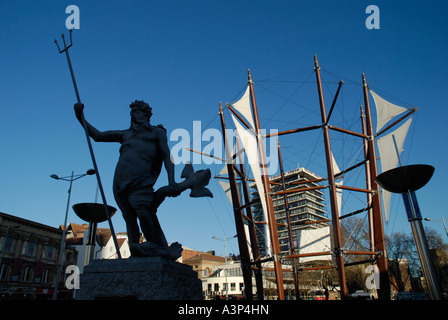 Statue de Neptune et la sculpture moderne en large Quay centre-ville de Bristol Gloucestershire Angleterre Banque D'Images