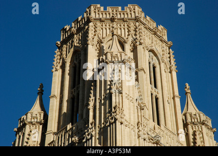 De près de l'accueil de l'Université de Bristol Wills Memorial Tower contre ciel bleu profond, Gloucestershire, Angleterre Banque D'Images