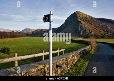 Sentier SIGNE SUR NARROW COUNTRY ROAD AVEC CRAIG AN ALCMENA BIRD ROCK CONNU POUR cormorans nicheurs DANS L'ARRIÈRE TERRAIN NR DYFFRYN D Banque D'Images