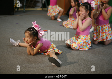 Les enfants de la classe moyenne vietnamienne juste fini leur spectacle de danse (Ho Chi Minh Ville, Vietnam 2006) Banque D'Images