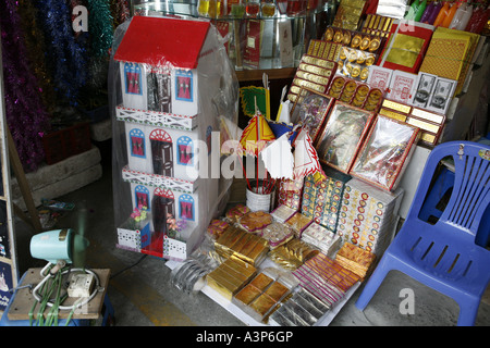 Les attributs religieux que l'utiliser pour le culte des ancêtres vietnamiens (Hanoi, Vietnam 2006) Banque D'Images