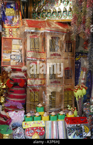 Les attributs religieux que l'utiliser pour le culte des ancêtres vietnamiens (Hanoi, Vietnam 2006) Banque D'Images