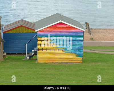Cabane de plage avec station peint sur l'arrière scène, Kent, UK Banque D'Images