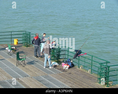 La pêche en famille à partir de la jetée de Deal, Kent Banque D'Images