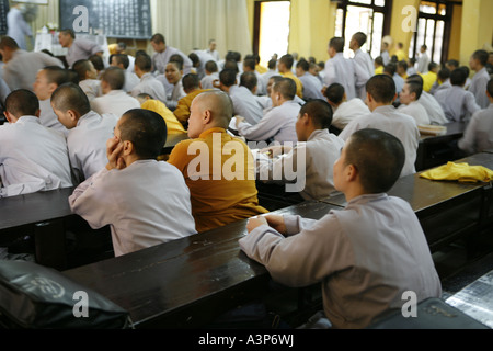 Les nonnes bouddhistes pendant le cours du matin dans un temple bouddhiste school à Ho Chi Minh Ville (Vietnam, 2006) Banque D'Images