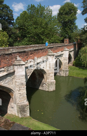 Pont sur les douves à Eltham Palace Londres Angleterre GO UK Banque D'Images
