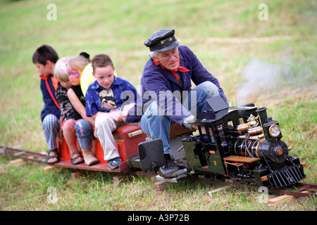 Un modèle de train à vapeur de prendre les enfants pour un tour à une fête du village en Grande-Bretagne Dorset UK Banque D'Images