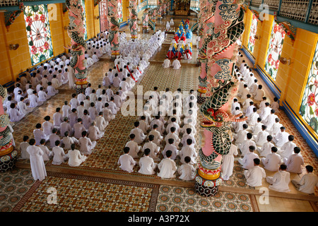 Les membres de la Cao Dai Saint-siège au cours de leurs prières, Tay Ninh, Vietnam. Banque D'Images