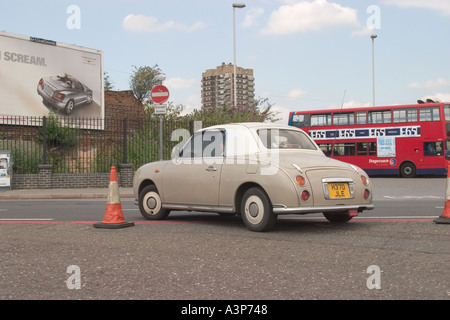 Voiture Nissan Figaro à Woolwich ferry Londres GB UK Banque D'Images