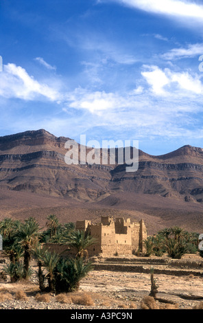 Kasbah ou village fortifié dans la vallée du Draa au nord de Zagora, dans le sud du Maroc Banque D'Images