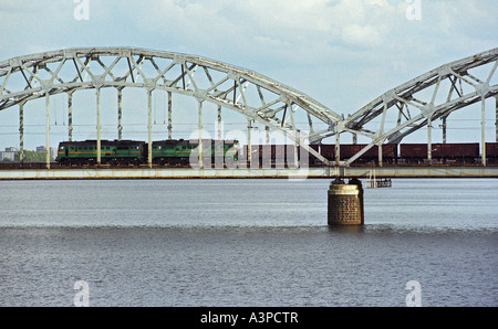 Un train de marchandises sur un pont au-dessus de la Daugava, la Lettonie Banque D'Images