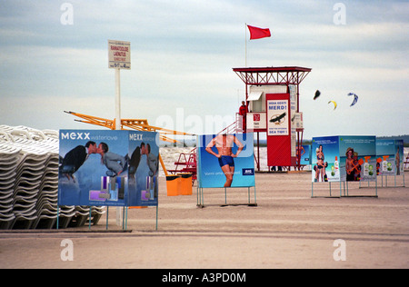 Publicité sur une plage de la baie de Parnu, Estonie Banque D'Images