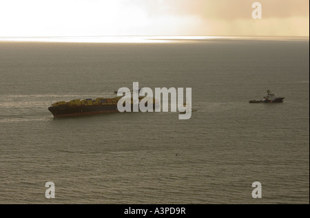 MSC Napoli échoué au large de la côte du sud du Devon, avec des navires garde-côtes présents Banque D'Images