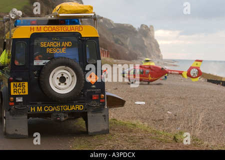 Land rover de la Garde côtière canadienne supervise l'air ambulance débarquement sur plage à devon Banque D'Images