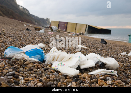 Déchets rejetés sur le rivage après la mise à la terre de la MSC Napoli Banque D'Images