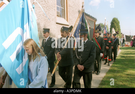 Les gens marcher dans une procession, Pologne Banque D'Images