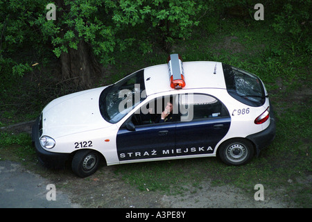 Direction de la police municipale de fumer dans une voiture, Varsovie, Pologne Banque D'Images