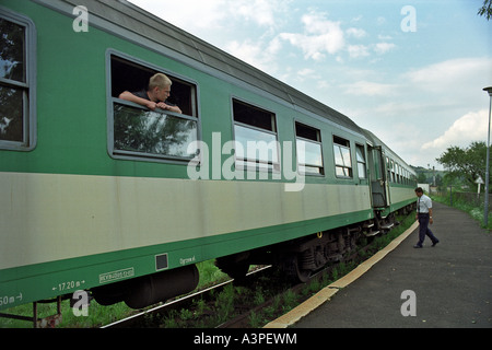 Train dans une gare, Pologne Banque D'Images