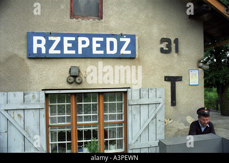 Un bâtiment de chemin de fer sur une gare, Rzepedz, Pologne Banque D'Images