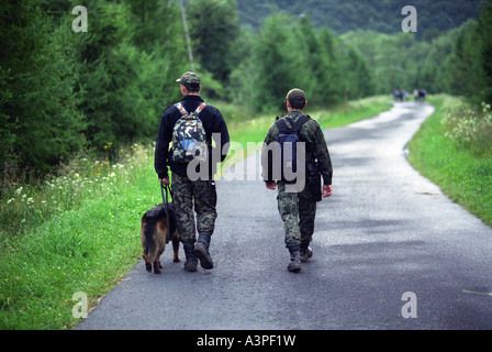 Polish garde-frontières avec un chien à la frontière polono-ukrainien, Pologne Banque D'Images