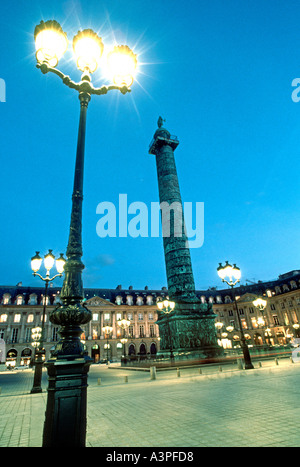 Paris France, scène de rue, place Vendôme, nuit, colonne de la Grande Armée, colonne Vendôme (crédit sculpteur Prunet ) lampadaires la nuit Banque D'Images