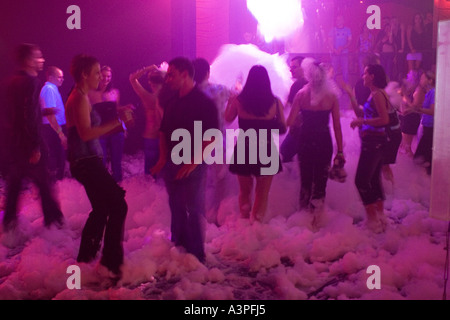 Groupe de personnes dansant en discothèque. Mousse Party. Sortie Club, Greenpoint, Brooklyn, New York. Banque D'Images