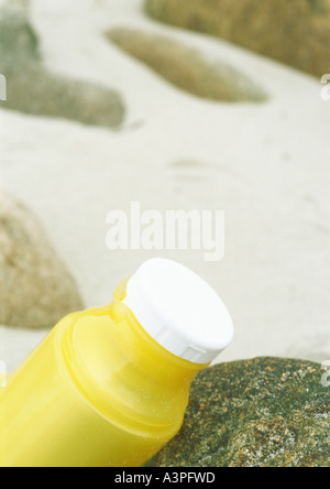 Bouteille en plastique sur la plage Banque D'Images