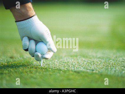 Golfer's main gantée frappant un up, Close-up Banque D'Images