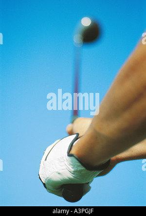 Golfer swinging, close-up Banque D'Images