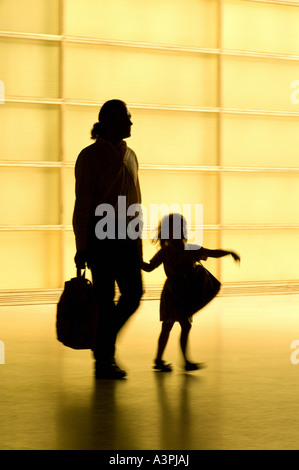 Silhouette d'un homme marchant avec une petite fille, ajuste souvent Banque D'Images