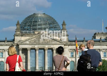 Les touristes en face de l'édifice du Parlement allemand à Berlin, Allemagne Banque D'Images