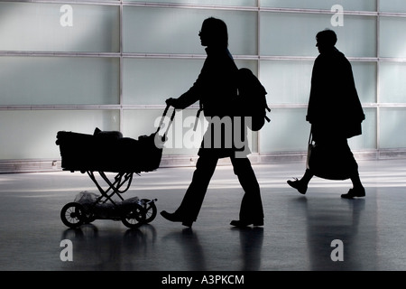 Silhouettes de deux femmes, l'un d'entre eux avec un landau Banque D'Images