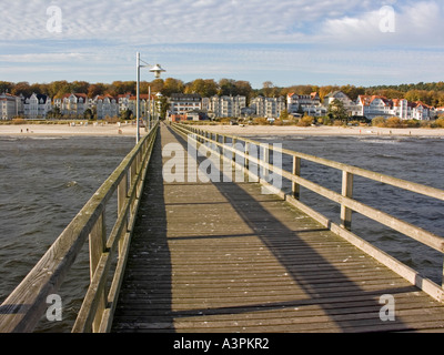 Pont de la mer d'Heringsdorf sur l'île Usedom Allemagne vue de la ville Bansin avec façades de villas et hôtels en arrière-plan Banque D'Images