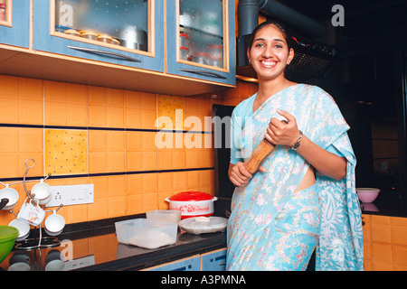 RHS99524 South Asian Woman working in kitchen avec smile décisions chapatti pain à la vers vous monsieur 522 Banque D'Images