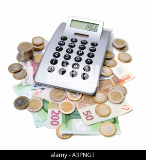 Une calculatrice de poche avec les billets et pièces en euros Banque D'Images
