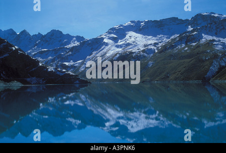 Montagnes couvertes de neige de refléter dans le lac de Moiry un lac artificiel pour la production d'énergie hydroélectrique Valais Suisse Banque D'Images