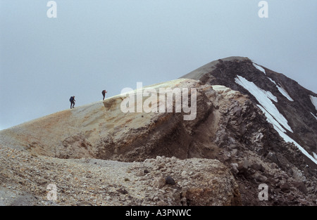 Randonneurs sur le sommet de la montagne volcanique de tomber dans la vallée de 10000 Alaska Katmai National park fume Banque D'Images